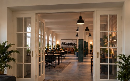 Eingang mit Flügeltür in den Arbeitsraum